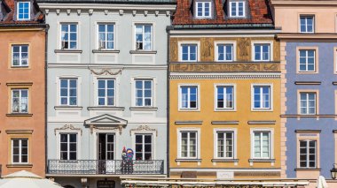 Varşova, Polonya, 15.08.20. Varşova 'daki Eski Kent Pazar Meydanı' ndaki eski kasaba evlerinin renkli cepheleri (Rynek Starego Miasta), Polonya.