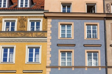 Varşova, Polonya, 15.08.20. Varşova 'daki Eski Kent Pazar Meydanı' ndaki eski kasaba evlerinin renkli cepheleri (Rynek Starego Miasta), Polonya.