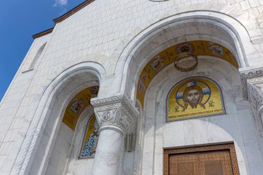 Belgrad, Sırbistan, 13.06.22. Aziz Sava Kilisesi 'nin ana girişi beyaz mermer cephe, sütunlar ve İsa Mesih' in altın mozaiğiyle.