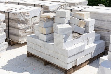 Beyaz mermer taş bloklardan oluşan paletler, Saint Sava, Belgrad ve Sırbistan Kilisesi 'nin önündeki bir inşaat sahasına istiflenmiş ve paketlenmişti..