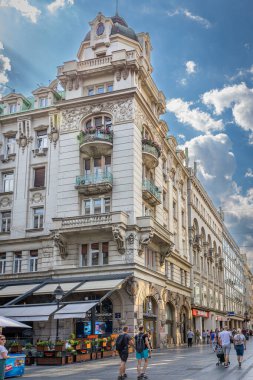 Belgrad, Sırbistan, 13.06.22. Belgrad şehir merkezindeki Knez Mihailova Caddesi 'ndeki Ruski Araba Tavernası (Rus Çarı) binası, ünlü restoranı olan ticari ve ikametgah binası, yürüyen insanlar.