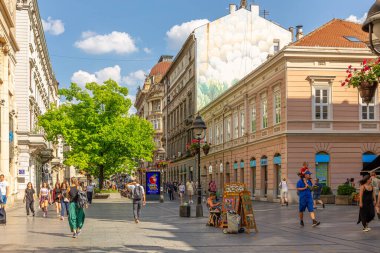Belgrad, Sırbistan, 13.06.22. Knez Mihailova Caddesi, 19. yüzyıl klasik binaları, dükkanları, hatıraları ve yürüyen insanlarla Belgrad 'ın ana yaya ve alışveriş bölgesi..