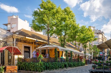 Belgrad, Sırbistan, 13.06.22. Güneşli bir yaz gününde geleneksel restoranları, terasları ve kafeleri olan Skadarlija Caddesi, Belgrad 'ın bohem mahallesi.
