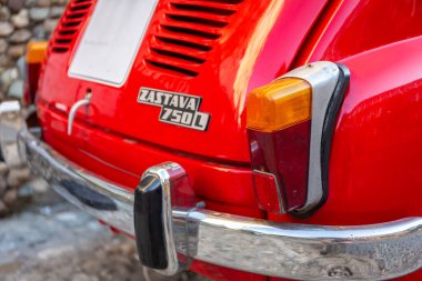 Belgrad, Sırbistan, 13.06.22. Zastava 750 (Fico), Sırbistan 'ın Belgrad kentinde klasik Yugoslav süpermini arabası, logosu, stop lambası ve motor kaputu olan yakın plan arka plan görüntüsü.