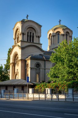 St. Alexander Nevsky Kilisesi, Sırbistan 'ın Belgrad kentindeki Sırp Ortodoks kilisesi, dış cephe manzarası, rosetler, dekoratif oymalar.