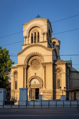 Belgrad, Sırbistan, 13.06.22. St. Alexander Nevsky Kilisesi, Sırbistan 'ın Belgrad kentindeki Sırp Ortodoks Kilisesi, dış cephe manzarası roketler, dekoratif oymalar ve azizin simgesi.