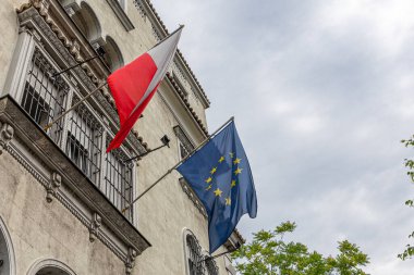 Polonya Ulusal Bayrağı ve Avrupa Birliği bayrağı, Sırbistan 'ın Belgrad kentindeki Polonya Büyükelçiliği' nin ön cephesinden dalgalanmaktadır. Polonya 'nın Avrupa Birliği konseptine üyeliği.