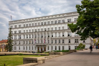 Belgrad, Sırbistan, 08.07.22. Belgrad, Sırbistan 'daki Maliye Bakanlığı Hükümet Binası, yeşil bahçeyle çevrili savaş arası akademik mimarlık tarzı bina.