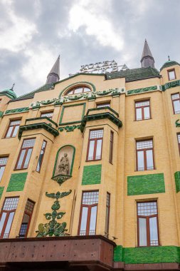 Belgrad, Sırbistan, 08.07.22. Sırbistan 'ın Belgrad kentindeki Terazije Meydanı' ndaki Moskva Oteli, Rus sanatının yeni mimari tarzında sarı bina cephesi, düşük açı.