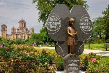 Belgrad, Sırbistan, 08.07.22. Tasmajdan Park, Belgrad 'da öldürülen çocukların anıtı. Arka planda St. Mark Kilisesi, yaz günü, biz sadece çocuk yazıtlarıydık..