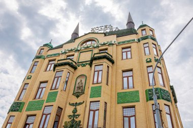 Belgrad, Sırbistan, 08.07.22. Sırbistan 'ın Belgrad kentindeki Terazije Meydanı' ndaki Moskva Oteli, Rus sanatının yeni mimari tarzında sarı bina cephesi, düşük açı.
