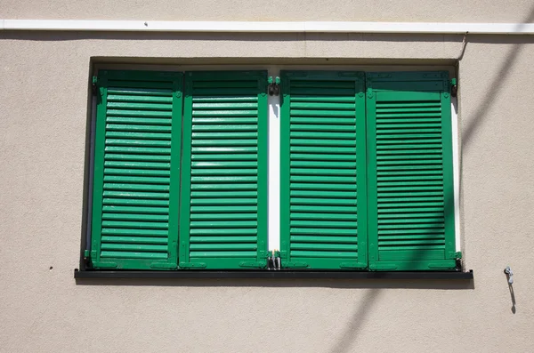 Grüne Fenster mit großen geometrischen Linien — Stockfoto