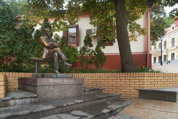 Пам'ятник Михайла Булгакова в Києві — стокове фото