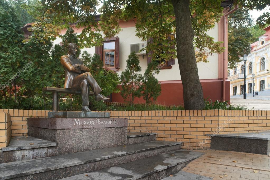 Monumento a Mijaíl Bulgakov en Kiev 2023