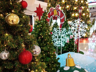 Çeşitli renkte ampullerle Noel ağacı süslemesi