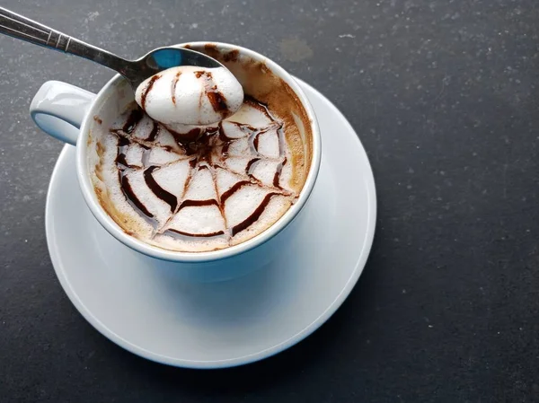 Kawa Latte Art Białym Kubku Umieszczonym Szarej Kamiennej Powierzchni — Zdjęcie stockowe