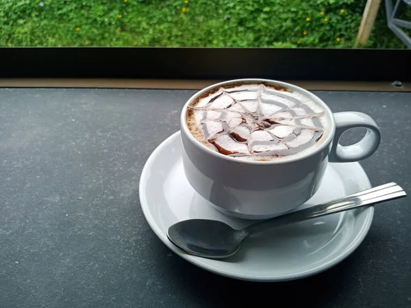 Kawa Latte Białej Filiżance Kamiennym Blacie Kawiarni — Zdjęcie stockowe