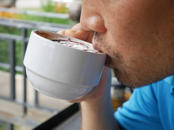 Azjata Pijący Kawę Białej Filiżance — Zdjęcie stockowe