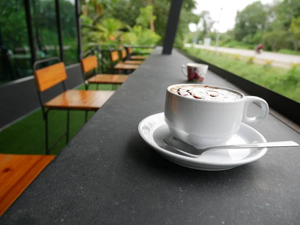 Кофе Латте Белой Чашке Каменном Столике Кофейне — стоковое фото
