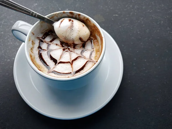 Café Latte Art Dans Une Tasse Blanche Placée Sur Une Image En Vente