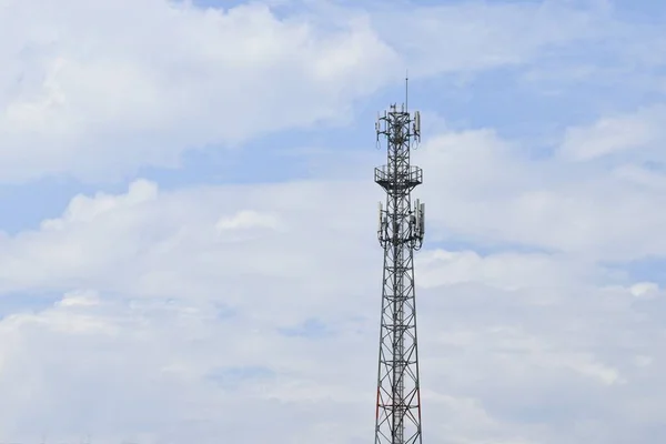 Kommunikationstorn Mot Molnig Himmel Bakgrund — Stockfoto