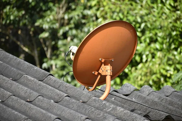 Les Antennes Paraboliques Orange Sont Sur Toit — Photo