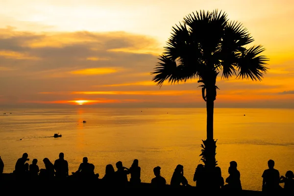 Silhouette Image Many Tourists Watch Sunset Sea — Stock Photo, Image