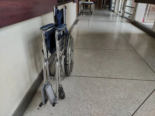 Cadeira Rodas Está Estacionada Num Corredor Com Uma Parede Velha — Fotografia de Stock