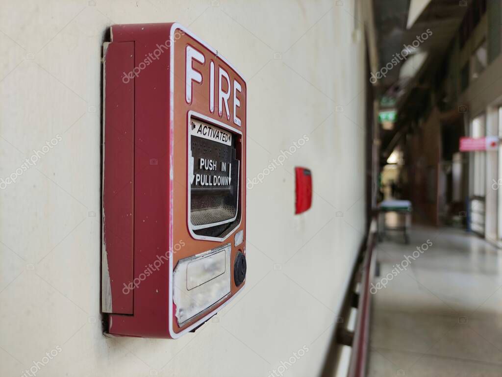 Señal de alarma de incendios con instrucciones en inglés sobre cómo usarla. Instalado en la