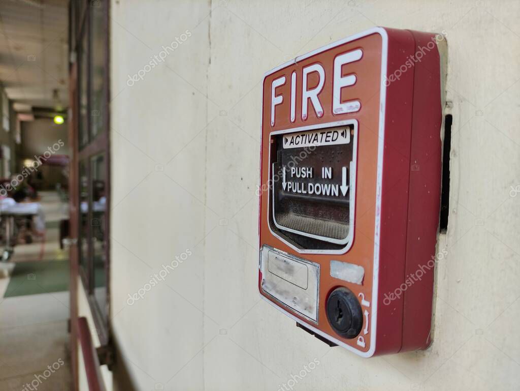 Señal de alarma de incendios con instrucciones en inglés sobre cómo usarla. Instalado en la