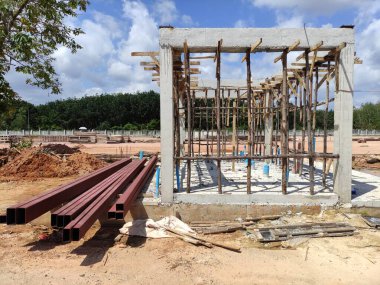 Ahşap destekli beton ve çelikten yapılar inşa ediliyor.