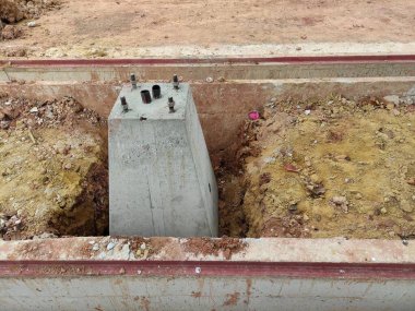 Elektrik direğinin iskelesi yapım aşamasında.