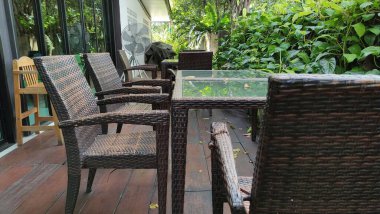 Kimsenin oturmadığı restoranın masa ve sandalyeleri.