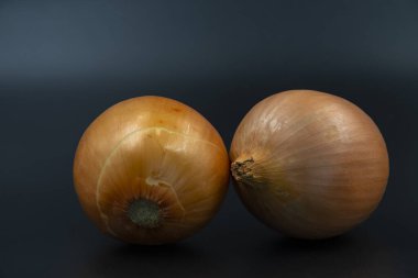 Siyah arka planda iki soğan