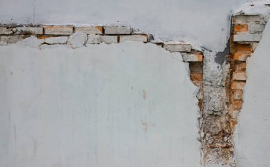 Tuğlaları görene kadar çürümüş eski beyaz beton duvar..