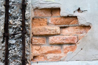 Tuğlaları görene kadar çürümüş eski beyaz beton duvar..