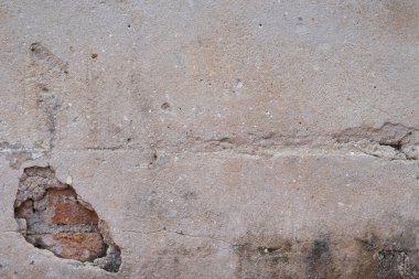 Tuğlaları görene kadar çürümüş eski beyaz beton duvar..