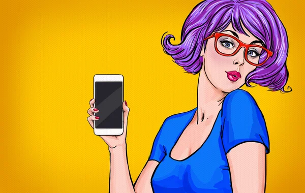 Chica con teléfono inteligente en la mano en estilo cómico. Chica con teléfono. Muchacha mostrando el teléfono móvil.Chica en gafas. Hipster chica haciendo selfie.Sexy chica pelo violeta con teléfono celular. Publicidad digital — Foto de Stock