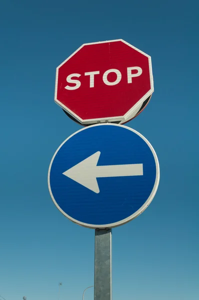 Zwei Verkehrszeichen — Stockfoto