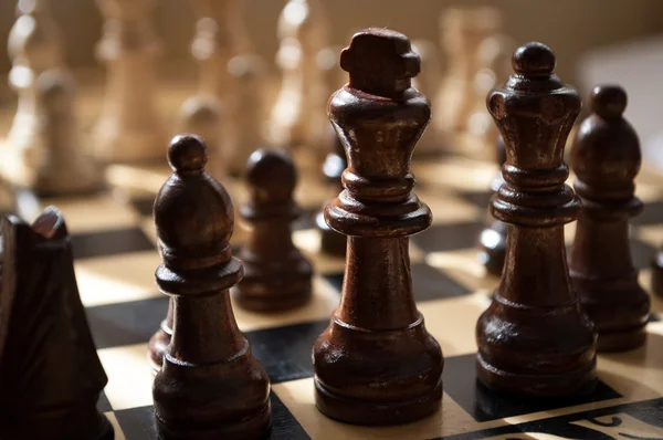 Дерев'яні шахи на дошці — стокове фото