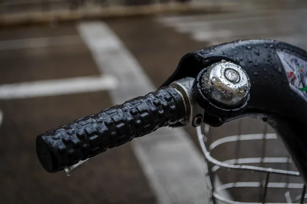Guiador de bicicleta molhada — Fotografia de Stock