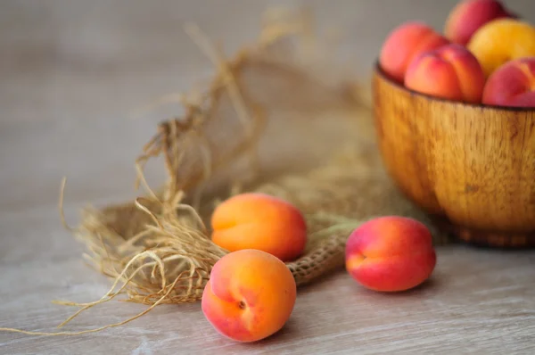 Meruňky na stůl — Stock fotografie