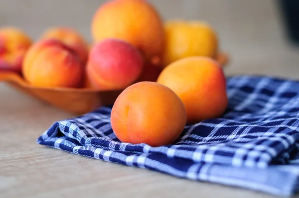 Apricots on the table — Stock Photo, Image