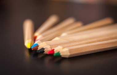 Tablo renkli kalemler