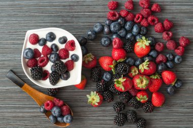 Orman meyveleri ile yoğurt