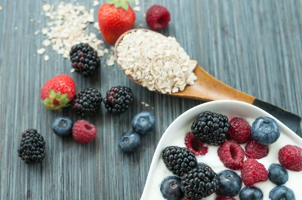 Ягоди зернових йогурт — стокове фото