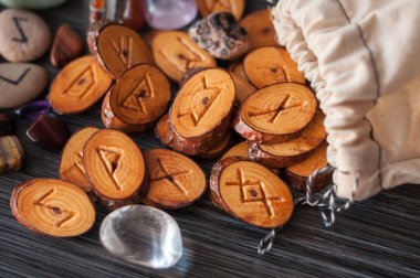 kendi elleriyle sihirli rünleri