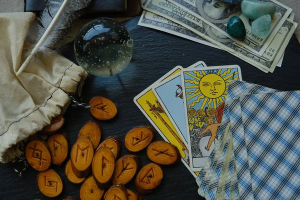 Runas de madera de la carta del Tarot sobre la mesa —  Fotos de Stock