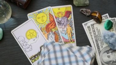 Masada Tarot kartları var.