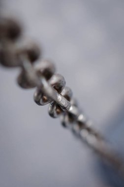 Yalın ayaklı metal zincirin yakın çekimi.